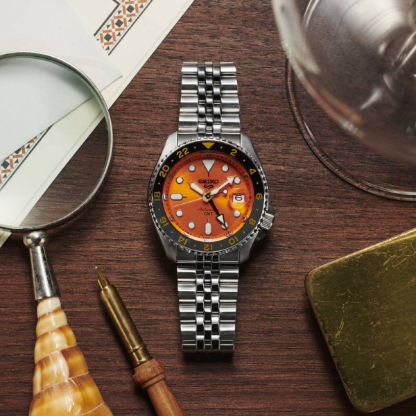 Montre Seiko 5 GMT Cadran Orange Bracelet Métal